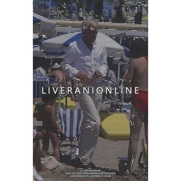 RETROSPETTIVA KLAUS KINSKI ATTORE NELLA FOTO KLAUS KINSKI A CANNES NELL\'ANNO 1980 CON LA FAMIGLIA IN SPIAGGIA FOTO ENRICO LIVERANI-AG ALDO LIVERANI SAS