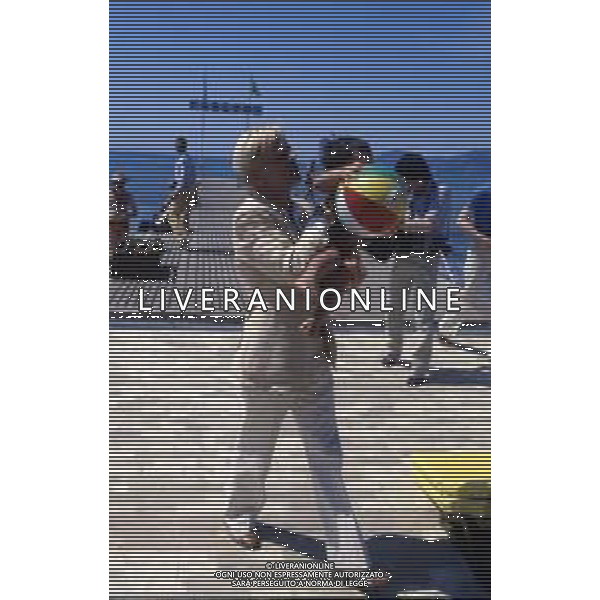 RETROSPETTIVA KLAUS KINSKI ATTORE NELLA FOTO KLAUS KINSKI A CANNES NELL\'ANNO 1980 CON LA FAMIGLIA IN SPIAGGIA FOTO ENRICO LIVERANI-AG ALDO LIVERANI SAS