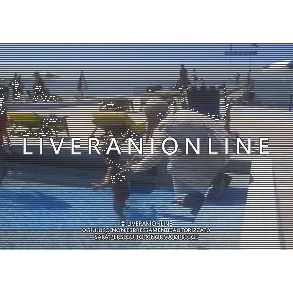 RETROSPETTIVA KLAUS KINSKI ATTORE NELLA FOTO KLAUS KINSKI A CANNES NELL\'ANNO 1980 CON LA FAMIGLIA IN SPIAGGIA FOTO ENRICO LIVERANI-AG ALDO LIVERANI SAS