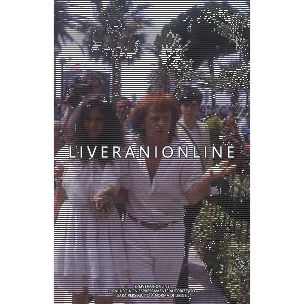 RETROSPETTIVA KLAUS KINSKI ATTORE NELLA FOTO KLAUS KINSKI A CANNES NELL\'ANNO 1988 CON DEBORA CAPRIOGLIO AG ALDO LIVERANI SAS 