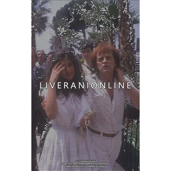 RETROSPETTIVA KLAUS KINSKI ATTORE NELLA FOTO KLAUS KINSKI A CANNES NELL\'ANNO 1988 CON DEBORA CAPRIOGLIO AG ALDO LIVERANI SAS 