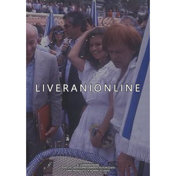 RETROSPETTIVA KLAUS KINSKI ATTORE NELLA FOTO KLAUS KINSKI A CANNES NELL\'ANNO 1988 CON DEBORA CAPRIOGLIO AG ALDO LIVERANI SAS 