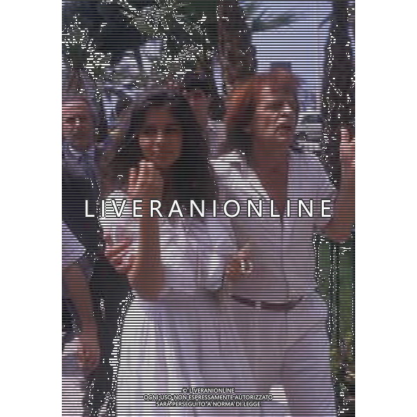 RETROSPETTIVA KLAUS KINSKI ATTORE NELLA FOTO KLAUS KINSKI A CANNES NELL\'ANNO 1988 CON DEBORA CAPRIOGLIO AG ALDO LIVERANI SAS 