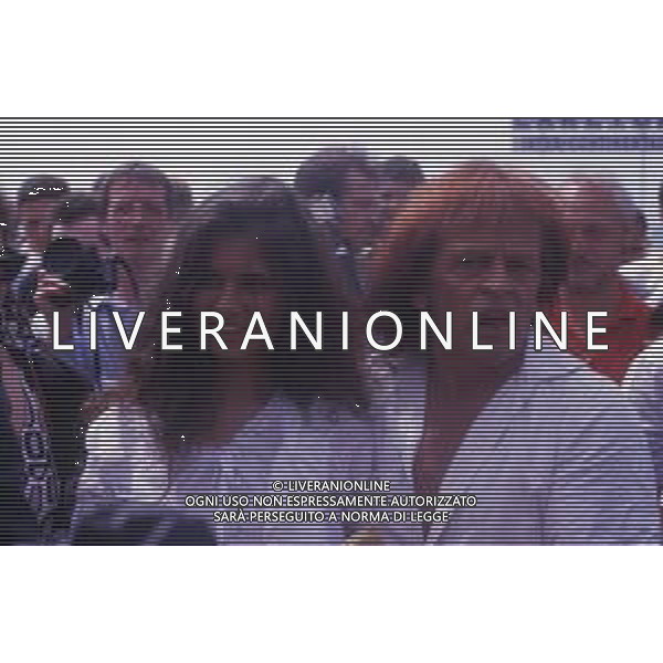 RETROSPETTIVA KLAUS KINSKI ATTORE NELLA FOTO KLAUS KINSKI A CANNES NELL\'ANNO 1988 CON DEBORA CAPRIOGLIO AG ALDO LIVERANI SAS 