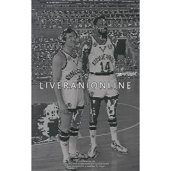 RETROSPETTIVA CARLO CAGLIERIS BASKET NELLA FOTO CARLO CAGLIERIS NELL\'ANNO 1980-1981 CON LA MAGLIA SINUDYNE BOLOGNA CON JIM MC MILLIAN AG ALDO LIVERANI SAS