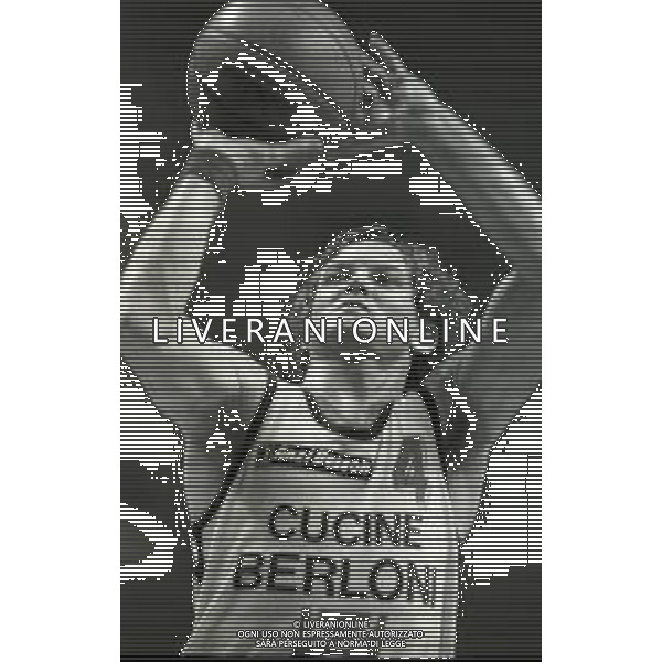 RETROSPETTIVA CARLO CAGLIERIS BASKET NELLA FOTO CARLO CAGLIERIS NELL\'ANNO 1982-1983 CON LAMAGLIA DELLA CUCINE BERLONI TORINO AG ALDO LIVERANI SAS 