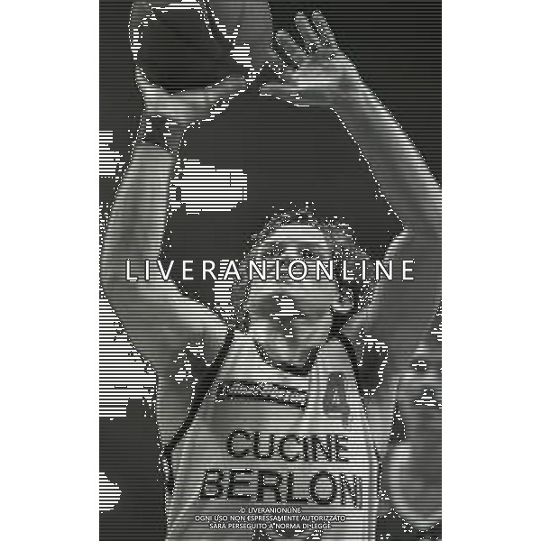 RETROSPETTIVA CARLO CAGLIERIS BASKET NELLA FOTO CARLO CAGLIERIS NELL\'ANNO 1982-1983 CON LAMAGLIA DELLA CUCINE BERLONI TORINO AG ALDO LIVERANI SAS 