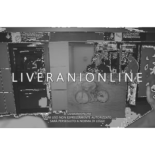 RETROSPETTIVA FRANCESCO MOSER CICLISTA AL SUO ARRIVO A MILANO ALL\' AEROPORTO DI LINATE DI RITORNO DAL MESSICO NEL 1994 ©ARCHIVIO AG ALDO LIVERANI SAS