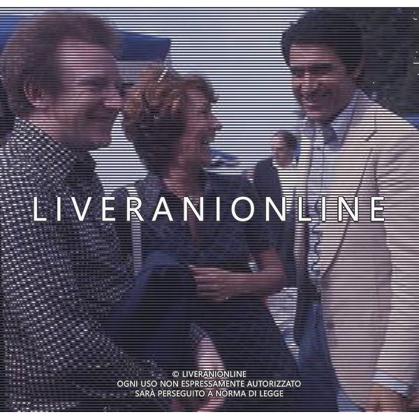 RETROSPETTIVA LANDO BUZZANCA ATTORE E CANTANTE NELLA FOTO LANDO BUZZANCA CON CATERINA VALENTE E IL MARITO ROY BUDD A CANNES AG ALDO LIVERANI SAS