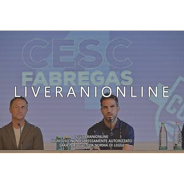 © TVRG Presentazione Fabregas nella foto Cesc Fabregas e sulla SX Dennis Wise amministratore delegato Como Como 01-08-2022 Conferenza stampa di presentazione di Cesc Fabregas nuovo giocatore del Como foto Roberto Garavaglia/ag. Aldo Liverani sas/AGENZIA ALDO LIVERANI SAS