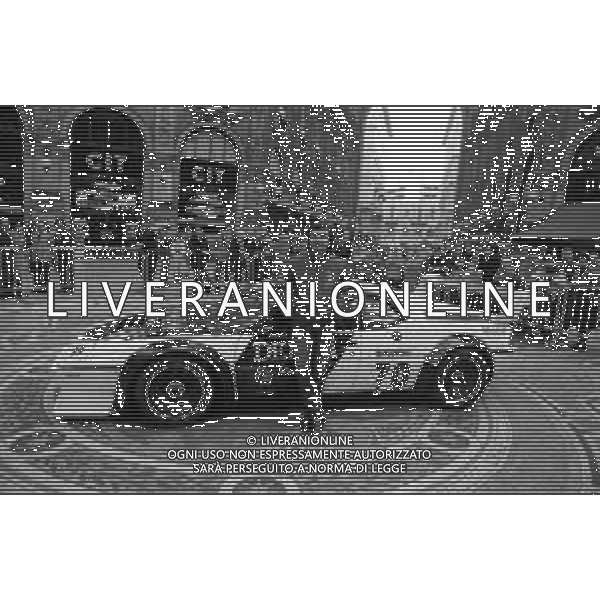RETROSPETTIVA BRUNO GIACOMELLI PILOTA AUTOMOBILISTICO NELLA FOTO IN GALLERIA VITTORIO EMANUELE A MILANO NELL\'ANNO 1979 ©Archivio Giovanni Liverani/AGENZIA ALDO LIVERANI SAS