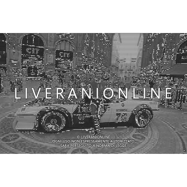 RETROSPETTIVA BRUNO GIACOMELLI PILOTA AUTOMOBILISTICO NELLA FOTO IN GALLERIA VITTORIO EMANUELE A MILANO NELL\'ANNO 1979 ©Archivio Giovanni Liverani/AGENZIA ALDO LIVERANI SAS