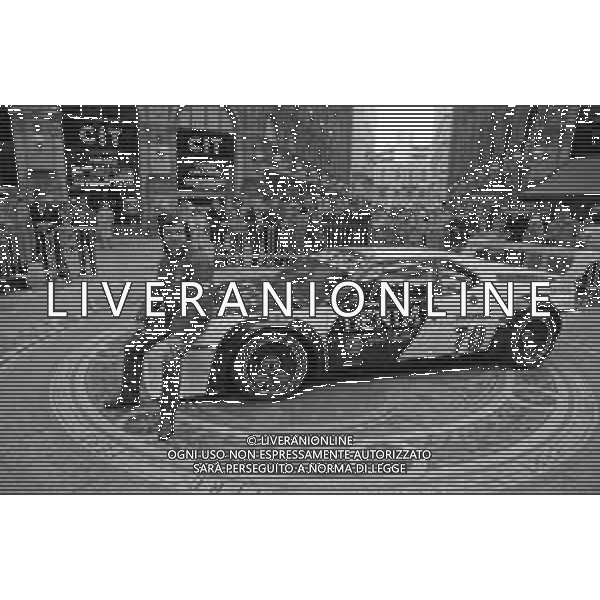 RETROSPETTIVA BRUNO GIACOMELLI PILOTA AUTOMOBILISTICO NELLA FOTO IN GALLERIA VITTORIO EMANUELE A MILANO NELL\'ANNO 1979 ©Archivio Giovanni Liverani/AGENZIA ALDO LIVERANI SAS