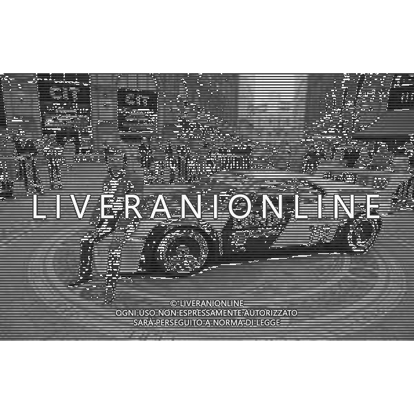 RETROSPETTIVA BRUNO GIACOMELLI PILOTA AUTOMOBILISTICO NELLA FOTO IN GALLERIA VITTORIO EMANUELE A MILANO NELL\'ANNO 1979 ©Archivio Giovanni Liverani/AGENZIA ALDO LIVERANI SAS