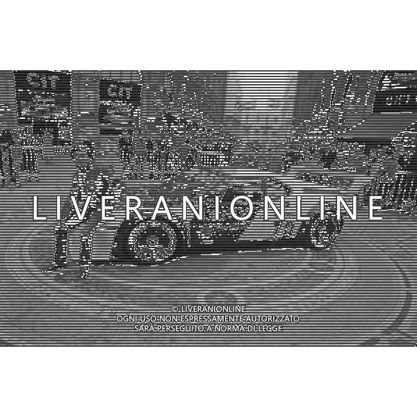 RETROSPETTIVA BRUNO GIACOMELLI PILOTA AUTOMOBILISTICO NELLA FOTO IN GALLERIA VITTORIO EMANUELE A MILANO NELL\'ANNO 1979 ©Archivio Giovanni Liverani/AGENZIA ALDO LIVERANI SAS