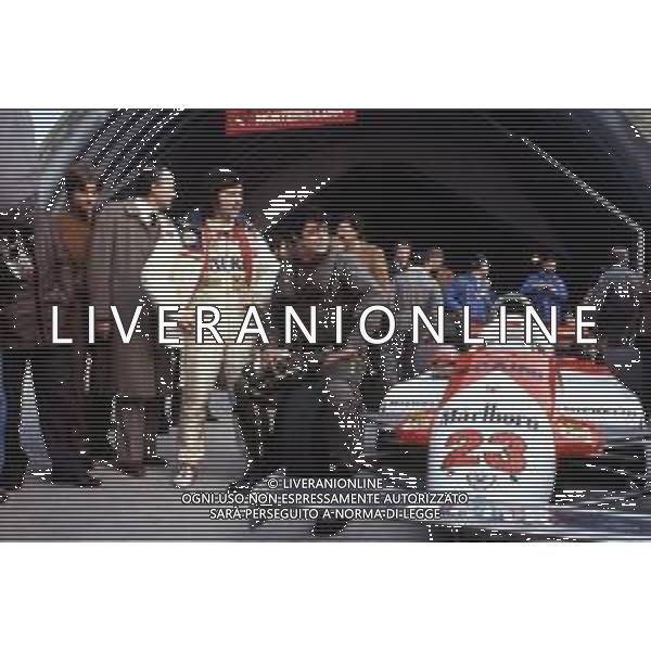 RETROSPETTIVA BRUNO GIACOMELLI PILOTA AUTOMOBILISTICO NELLA FOTO DURANTE LA PREPARAZIONE PER LA SFIDA CON UN JET NELL\'ANNO 1981 ©Archivio Giovanni Liverani/AGENZIA ALDO LIVERANI SAS