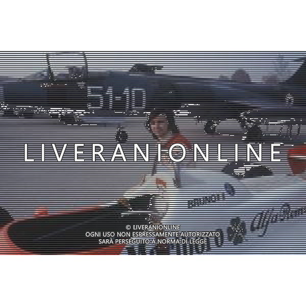 RETROSPETTIVA BRUNO GIACOMELLI PILOTA AUTOMOBILISTICO NELLA FOTO DURANTE LA PREPARAZIONE PER LA SFIDA CON UN JET NELL\'ANNO 1981 ©Archivio Giovanni Liverani/AGENZIA ALDO LIVERANI SAS