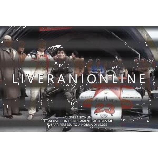 RETROSPETTIVA BRUNO GIACOMELLI PILOTA AUTOMOBILISTICO NELLA FOTO DURANTE LA PREPARAZIONE PER LA SFIDA CON UN JET NELL\'ANNO 1981 ©Archivio Giovanni Liverani/AGENZIA ALDO LIVERANI SAS