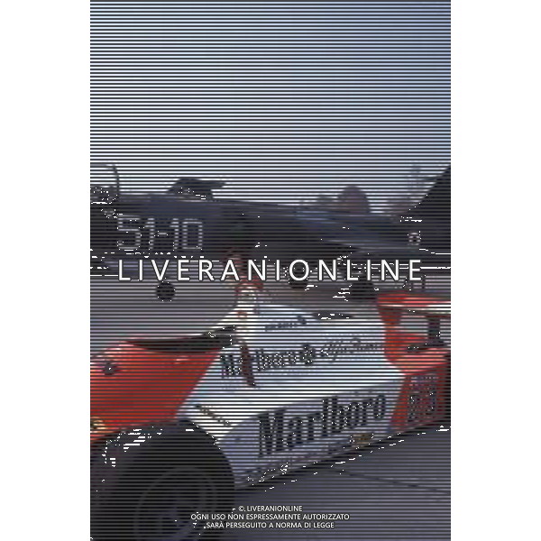 RETROSPETTIVA BRUNO GIACOMELLI PILOTA AUTOMOBILISTICO NELLA FOTO DURANTE LA PREPARAZIONE PER LA SFIDA CON UN JET NELL\'ANNO 1981 ©Archivio Giovanni Liverani/AGENZIA ALDO LIVERANI SAS