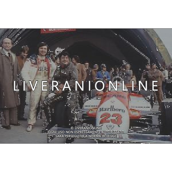 RETROSPETTIVA BRUNO GIACOMELLI PILOTA AUTOMOBILISTICO NELLA FOTO DURANTE LA PREPARAZIONE PER LA SFIDA CON UN JET NELL\'ANNO 1981 ©Archivio Giovanni Liverani/AGENZIA ALDO LIVERANI SAS