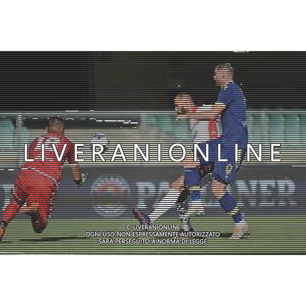 Elia Caprile (Bari) anticipa Thomas Henry (Hellas Verona) Hellas Verona vs Bari Verona 07-08-2022 Stadio Marcantonio Bentegodi Coppa Italia Frecciarossa - 32mi di finale foto Roberto Garavaglia/ag. Aldo Liverani sas /AGENZIA ALDO LIVERANIN SAS