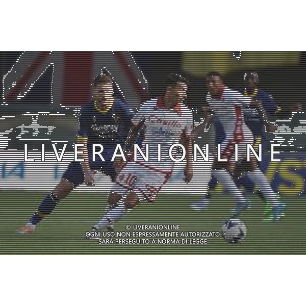 Ruben Alejandro Botta Montero (Bari) e dietro Thomas Henry (Hellas Verona) Hellas Verona vs Bari Verona 07-08-2022 Stadio Marcantonio Bentegodi Coppa Italia Frecciarossa - 32mi di finale foto Roberto Garavaglia/ag. Aldo Liverani sas /AGENZIA ALDO LIVERANIN SAS