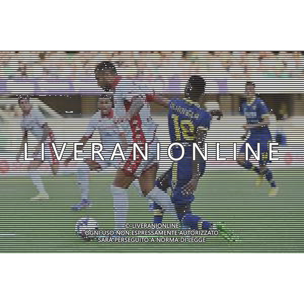 Martin Hongla (Hellas Verona) atterra Mattia Maita (Bari) in area e l\'arbitro Niccolò Baroni di Firenze assegna il rigore al Bari Hellas Verona vs Bari Verona 07-08-2022 Stadio Marcantonio Bentegodi Coppa Italia Frecciarossa - 32mi di finale foto Roberto Garavaglia/ag. Aldo Liverani sas /AGENZIA ALDO LIVERANIN SAS
