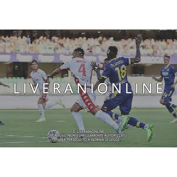 Martin Hongla (Hellas Verona) atterra Mattia Maita (Bari) in area e l\'arbitro Niccolò Baroni di Firenze assegna il rigore al Bari Hellas Verona vs Bari Verona 07-08-2022 Stadio Marcantonio Bentegodi Coppa Italia Frecciarossa - 32mi di finale foto Roberto Garavaglia/ag. Aldo Liverani sas /AGENZIA ALDO LIVERANIN SAS