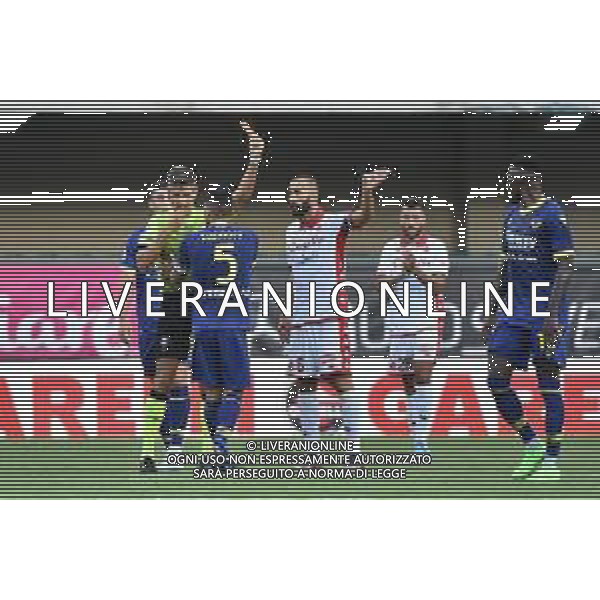 Marco Davide Faraoni (Hellas Verona) espulso per doppia ammonizione dall\'arbitro Niccolò Baroni di Firenze Hellas Verona vs Bari Verona 07-08-2022 Stadio Marcantonio Bentegodi Coppa Italia Frecciarossa - 32mi di finale foto Roberto Garavaglia/ag. Aldo Liverani sas /AGENZIA ALDO LIVERANIN SAS