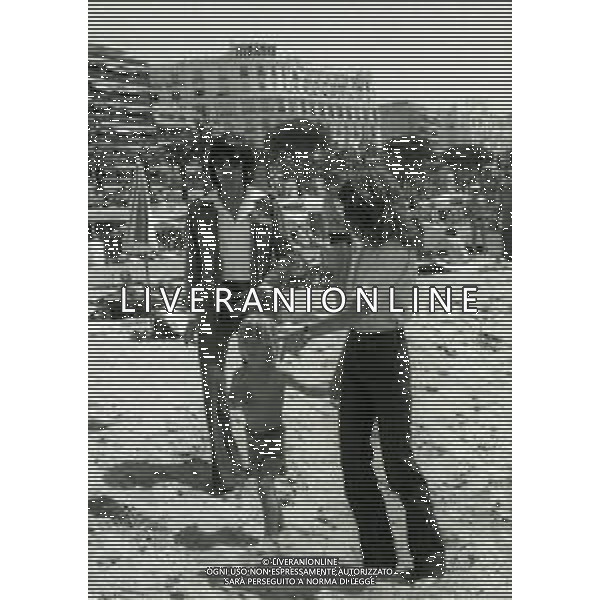 RETROSPETTIVA CHARLOTTE RAMPLING ATTRICE NELLA FOTO CHARLOTTE RAMPLING A CANNES NELL\'ANNO 1976 CON IL FIGLIO BARNABY E IL SECONDO MARITO JEAN MICHEL JARRE AG ALDO LIVERANI SAS 