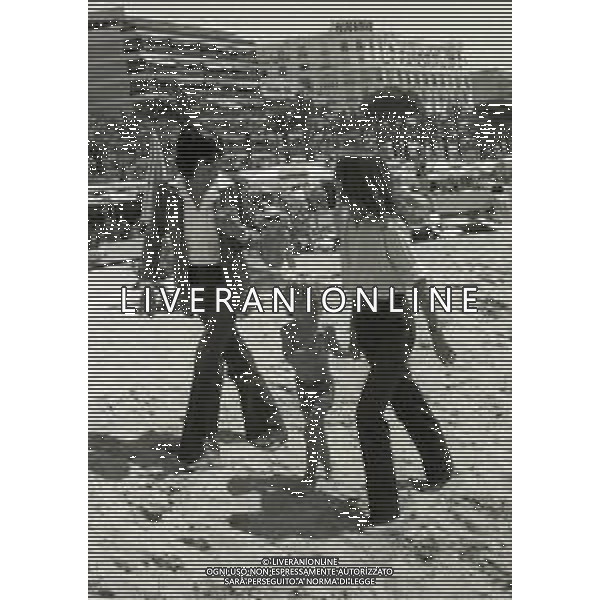 RETROSPETTIVA CHARLOTTE RAMPLING ATTRICE NELLA FOTO CHARLOTTE RAMPLING A CANNES NELL\'ANNO 1976 CON IL FIGLIO BARNABY E IL SECONDO MARITO JEAN MICHEL JARRE AG ALDO LIVERANI SAS 