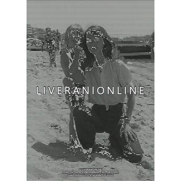 RETROSPETTIVA CHARLOTTE RAMPLING ATTRICE NELLA FOTO CHARLOTTE RAMPLING A CANNES NELL\'ANNO 1976 CON IL FIGLIO BARNABY AG ALDO LIVERANI SAS 