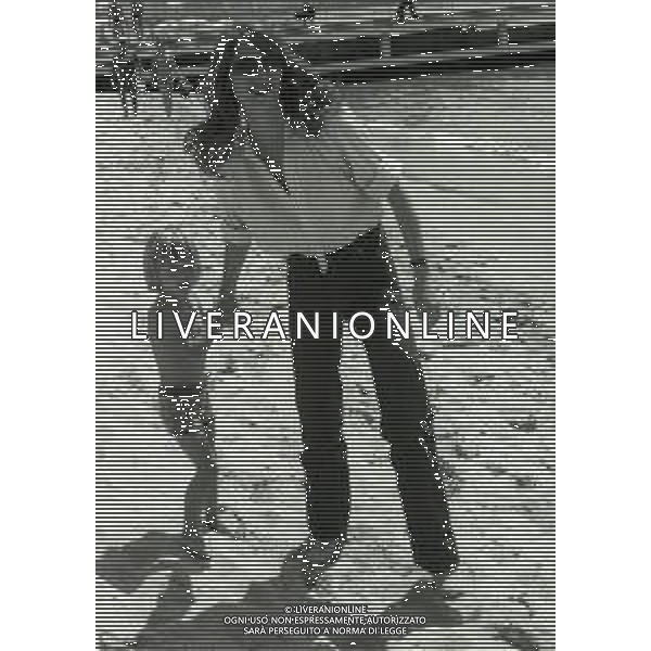 RETROSPETTIVA CHARLOTTE RAMPLING ATTRICE NELLA FOTO CHARLOTTE RAMPLING A CANNES NELL\'ANNO 1976 CON IL FIGLIO BARNABY AG ALDO LIVERANI SAS 
