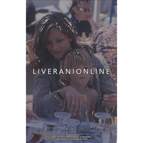 RETROSPETTIVA CHARLOTTE RAMPLING ATTRICE NELLA FOTO CHARLOTTE RAMPLING A CANNES NELL\'ANNO 1976 CON IL FIGLIO BARNABY  AG ALDO LIVERANI SAS  
