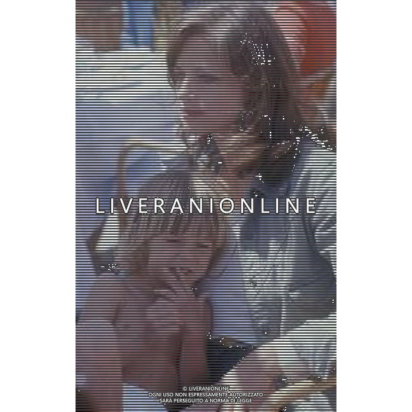 RETROSPETTIVA CHARLOTTE RAMPLING ATTRICE NELLA FOTO CHARLOTTE RAMPLING A CANNES NELL\'ANNO 1976 CON IL FIGLIO BARNABY  AG ALDO LIVERANI SAS  