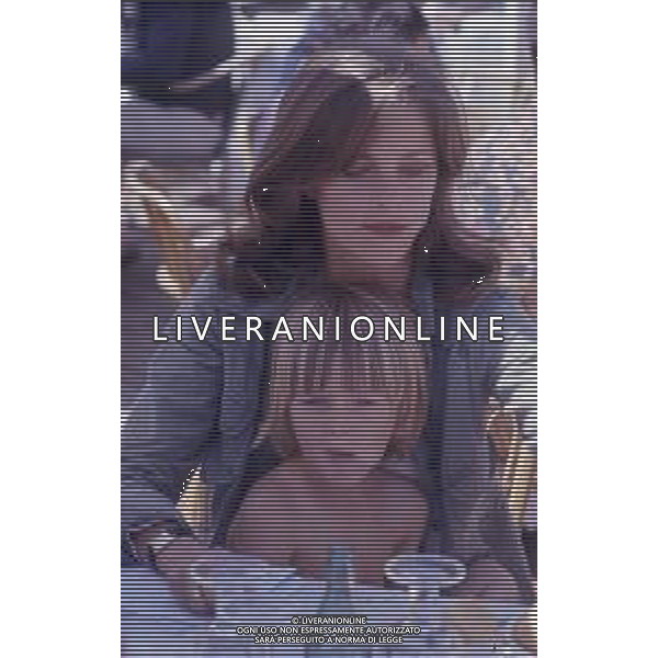 RETROSPETTIVA CHARLOTTE RAMPLING ATTRICE NELLA FOTO CHARLOTTE RAMPLING A CANNES NELL\'ANNO 1976 CON IL FIGLIO BARNABY  AG ALDO LIVERANI SAS  