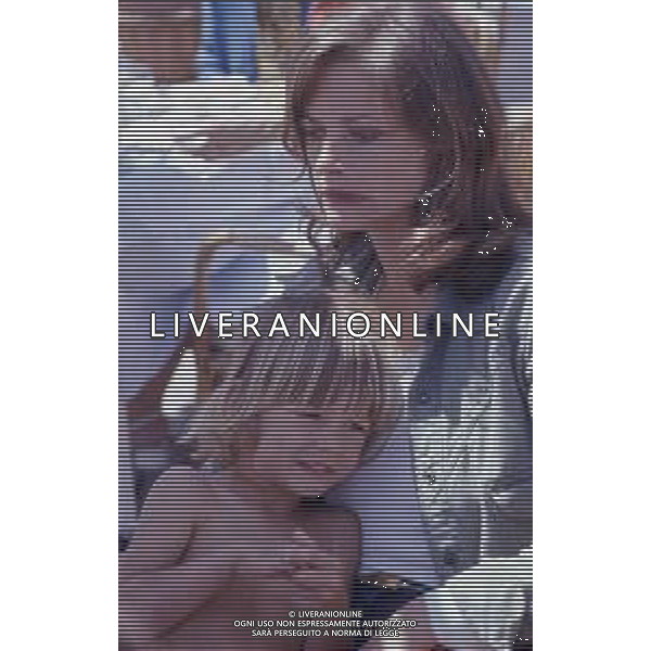 RETROSPETTIVA CHARLOTTE RAMPLING ATTRICE NELLA FOTO CHARLOTTE RAMPLING A CANNES NELL\'ANNO 1976 CON IL FIGLIO BARNABY  AG ALDO LIVERANI SAS  