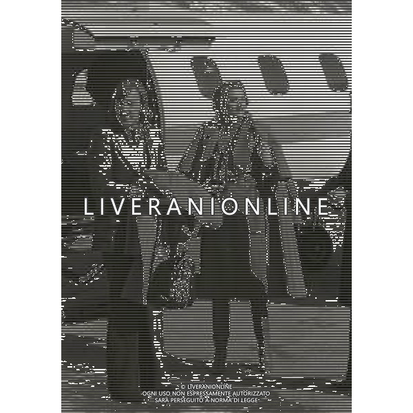 RETROSPETTIVA CHARLOTTE RAMPLING ATTRICE NELLA FOTO CHARLOTTE RAMPLING CON IL MARITO BRYAN SOUTHCOMBE NELL\'ANNO 1975 A SAINT MORITZ AG ALDO LIVERANI SAS