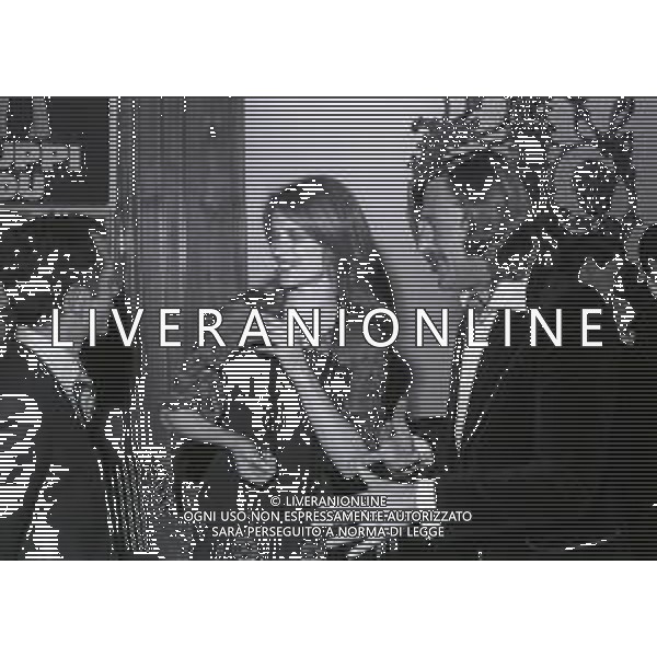 RETROSPETTIVA CHARLOTTE RAMPLING ATTRICE NELLA FOTO CHARLOTTE RAMPLING CON IL MARITO BRYAN SOUTHCOMBE NELL\'ANNO 1975 A SAINT MORITZ AG ALDO LIVERANI SAS