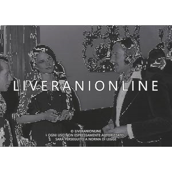 RETROSPETTIVA CHARLOTTE RAMPLING ATTRICE NELLA FOTO CHARLOTTE RAMPLING CON IL MARITO BRYAN SOUTHCOMBE NELL\'ANNO 1975 A SAINT MORITZ AG ALDO LIVERANI SAS