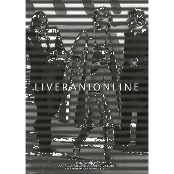 RETROSPETTIVA CHARLOTTE RAMPLING ATTRICE NELLA FOTO CHARLOTTE RAMPLING CON IL MARITO BRYAN SOUTHCOMBE NELL\'ANNO 1975 A SAINT MORITZ AG ALDO LIVERANI SAS