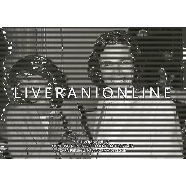 RETROSPETTIVA CHARLOTTE RAMPLING ATTRICE NELLA FOTO CHARLOTTE RAMPLING A CANNES NELL\'ANNO 1981 CON IL SECONDO MARITO JEAN MICHEL JARRE AG ALDO LIVERANI SAS  