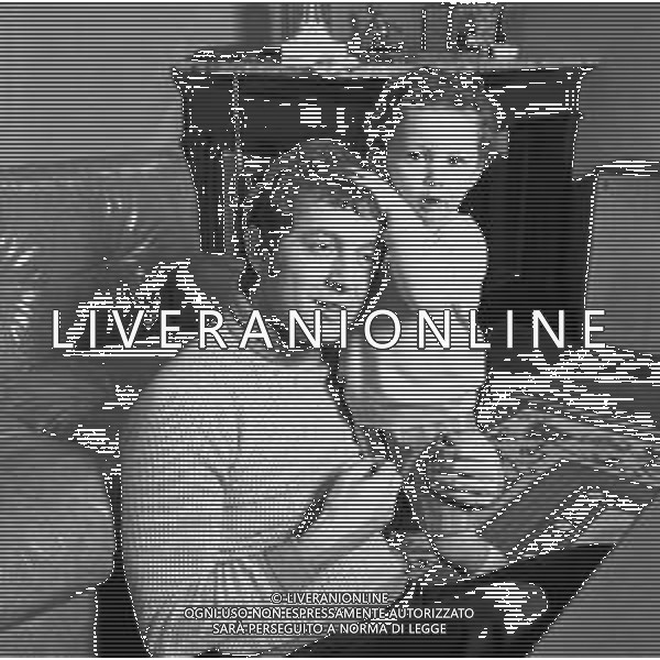 RETROSPETTIVA EMIDIO REMIGI DETTO MEMO, CANTANTE NELLA FOTO A MILANO NELLA SUA CASA CON IL FIGLIO STEFANO NEL NOVEMBRE DEL 1969  ©Archivio Giovanni Liverani/AG ALDO LIVERANI SAS  
