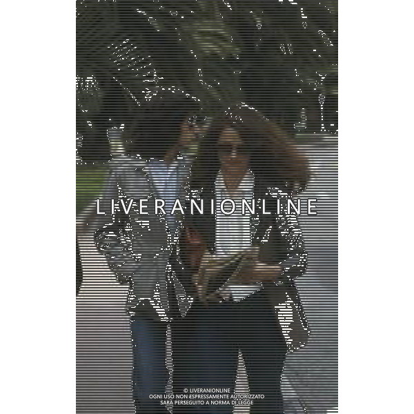 RETROSPETTIVA CHARLOTTE RAMPLING ATTRICE NELLA FOTO CHARLOTTE RAMPLING A CANNES CON IL MARITO JEAN CLAUDE JARRE NELL\'ANNO 1975 AG ALDO LIVERANI SAS