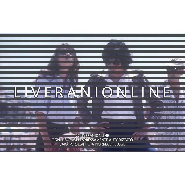 RETROSPETTIVA CHARLOTTE RAMPLING ATTRICE NELLA FOTO CHARLOTTE RAMPLING A CANNES CON IL MARITO JEAN CLAUDE JARRE NELL\'ANNO 1975 AG ALDO LIVERANI SAS