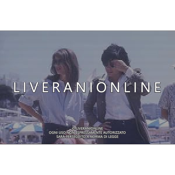 RETROSPETTIVA CHARLOTTE RAMPLING ATTRICE NELLA FOTO CHARLOTTE RAMPLING A CANNES CON IL MARITO JEAN CLAUDE JARRE NELL\'ANNO 1975 AG ALDO LIVERANI SAS