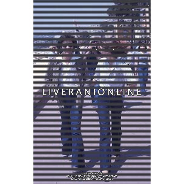 RETROSPETTIVA CHARLOTTE RAMPLING ATTRICE NELLA FOTO CHARLOTTE RAMPLING A CANNES CON IL MARITO JEAN CLAUDE JARRE NELL\'ANNO 1975 AG ALDO LIVERANI SAS