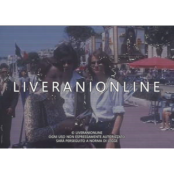 RETROSPETTIVA CHARLOTTE RAMPLING ATTRICE NELLA FOTO CHARLOTTE RAMPLING A CANNES CON IL MARITO JEAN CLAUDE JARRE NELL\'ANNO 1975 AG ALDO LIVERANI SAS