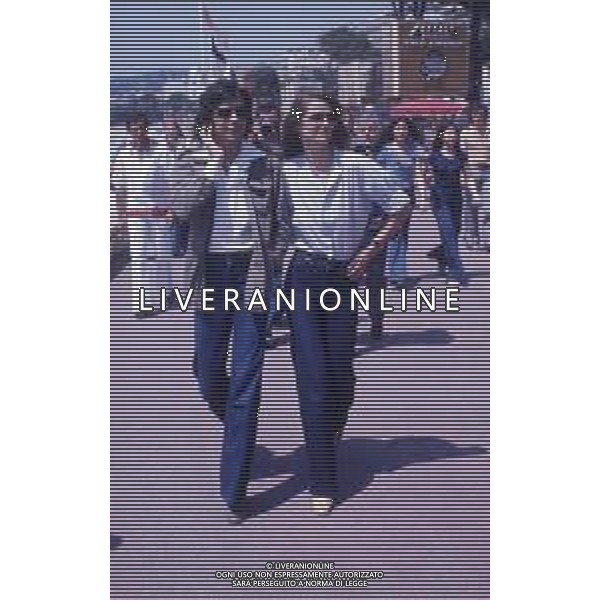 RETROSPETTIVA CHARLOTTE RAMPLING ATTRICE NELLA FOTO CHARLOTTE RAMPLING A CANNES CON IL MARITO JEAN CLAUDE JARRE NELL\'ANNO 1975 AG ALDO LIVERANI SAS