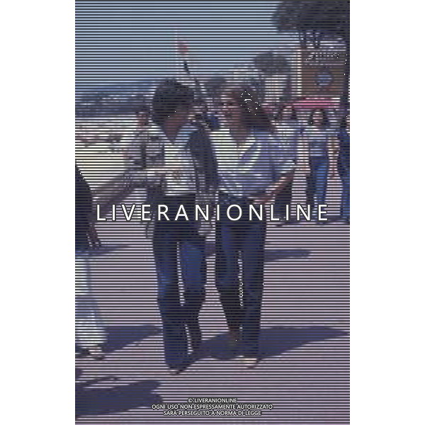 RETROSPETTIVA CHARLOTTE RAMPLING ATTRICE NELLA FOTO CHARLOTTE RAMPLING A CANNES CON IL MARITO JEAN CLAUDE JARRE NELL\'ANNO 1975 AG ALDO LIVERANI SAS
